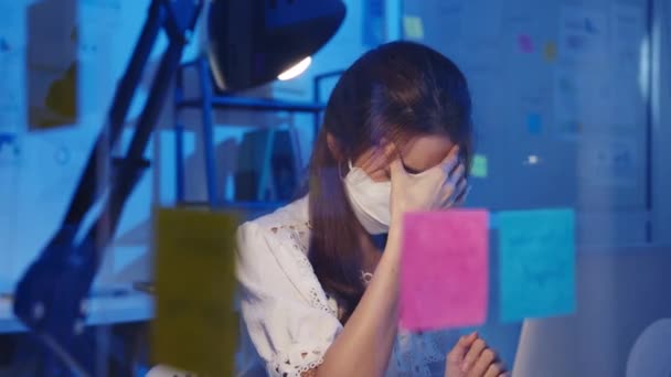 Stressée Jeune Femme Asiatique Fatiguée Porter Masque Facial Utilisant Ordinateur — Video