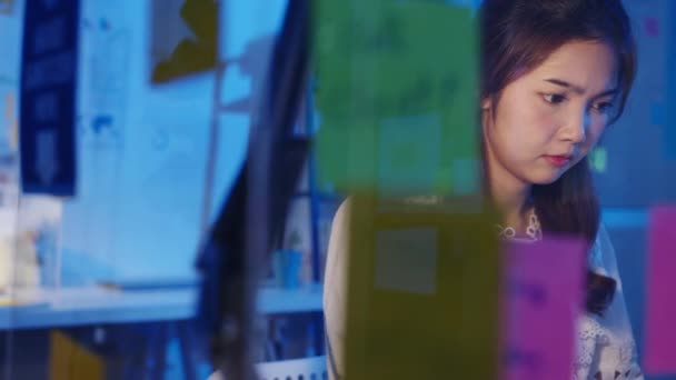 프리랜서 아시아 여성들은 새로운 사무실에서 노트북을 열심히 집에서 원격으로 일하고 — 비디오