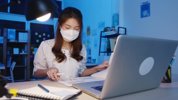 Mutlu Asyalı Kadını Yerinde Dizüstü Bilgisayar Kullanırken Virüs Önleme Amacıyla — Stok video