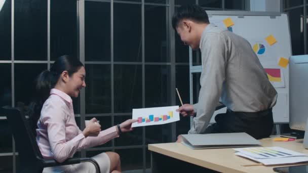 Millennial Asia Affärsmän Och Affärskvinnor Möte Brainstorming Idéer Nya Pappersarbete — Stockvideo