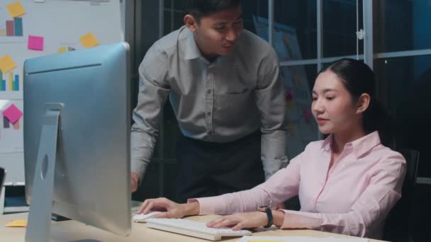 Millennial Group Young Asia Businessman Businesswoman Small Modern Night Office — Stock Video