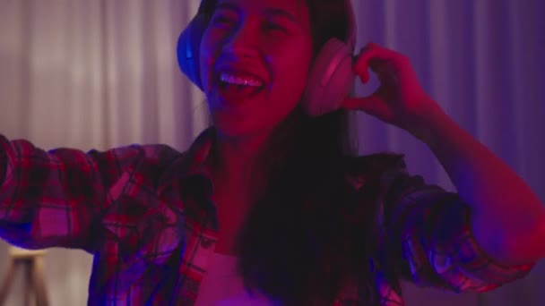 Mladá Asijská Dáma Nosí Sluchátka Pít Pivo Baví Tanec Šťastný — Stock video
