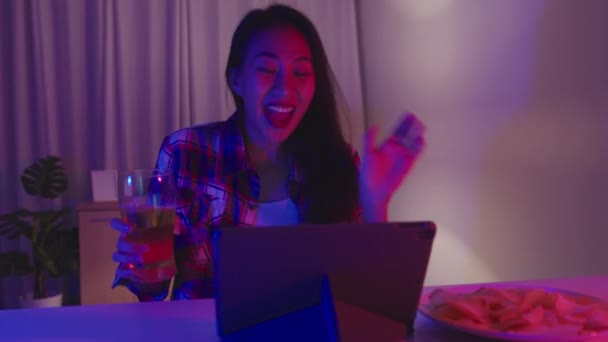 아시아의 여성이 맥주를 마시는 거실에서 비디오 온라인 파티를 순간의 디스코 — 비디오