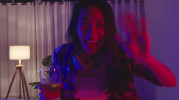 Junge Asiatin Trinkt Bier Und Genießt Fröhlichen Moment Disco Neon — Stockvideo