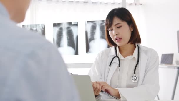 Giovane Asia Medico Femminile Uniforme Medica Bianca Utilizzando Appunti Sta — Video Stock