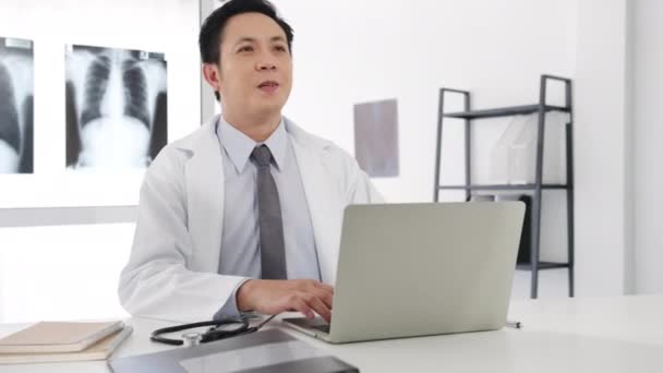 Serious Asia Male Doctor White Medical Uniform Using Clipboard Delivering — Stock Video