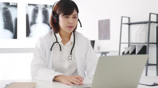 Giovane Asia Medico Femminile Uniforme Medica Bianca Con Stetoscopio Utilizzando — Video Stock