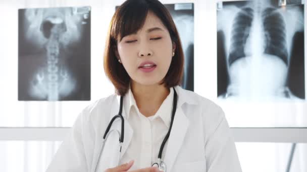 Tânăra Asia Doctor Uniformă Medicală Albă Stetoscop Folosind Laptop Vorbesc — Videoclip de stoc