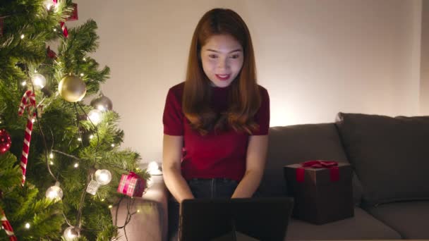 Jonge Asia Vrouw Met Behulp Van Tablet Video Gesprek Praten — Stockvideo