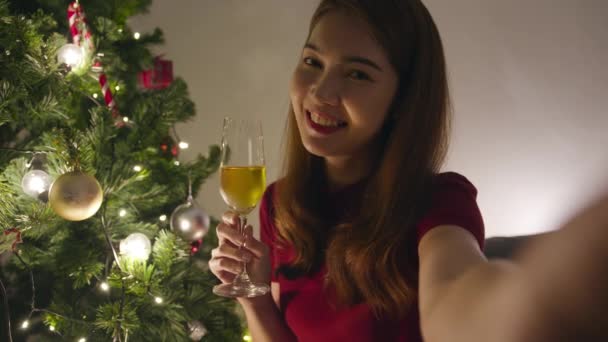 Jovem Ásia Vinho Bebendo Feminino Divertindo Noite Feliz Videochamada Conversa — Vídeo de Stock
