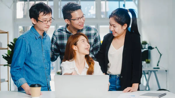 Proceso Colaboración Empresarios Multiculturales Que Utilizan Presentación Ordenadores Portátiles Reuniones — Foto de Stock