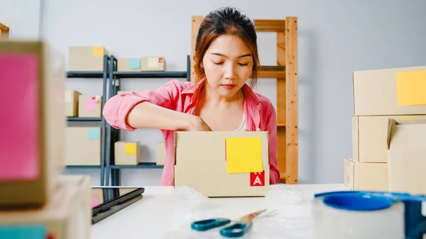 Joven Empresaria Asiática Producto Embalaje Caja Cartón Entregar Cliente Trabajando — Foto de Stock