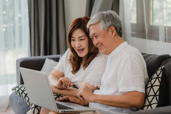 Asiática Pareja Ancianos Utilizando Ordenador Portátil Casa Asiático Senior Abuelos — Foto de Stock