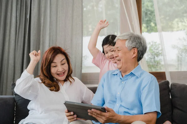 Abuelos Asiáticos Nieta Usando Tableta Casa Senior Chino Abuelo Abuela — Foto de Stock