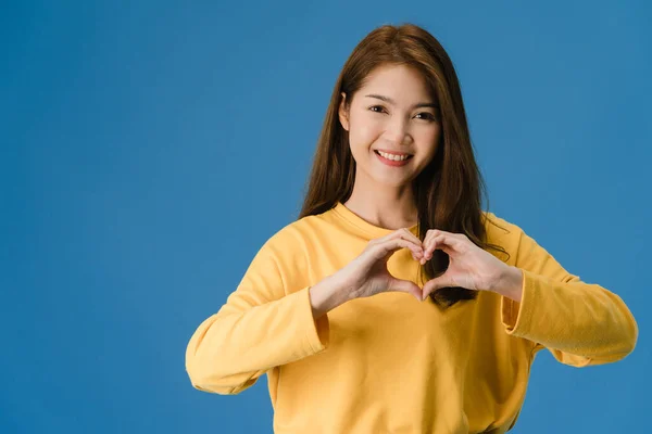 Unge Asiatiske Kvinner Med Positivt Uttrykk Viser Håndbevegelser Hjerteform Kledd – stockfoto