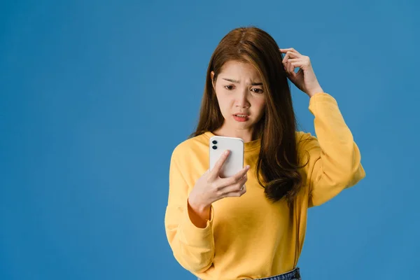 Ajattelu Haaveilee Nuori Aasian Nainen Käyttää Puhelinta Positiivinen Ilme Pukeutunut — kuvapankkivalokuva