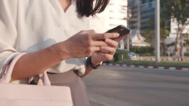 Jovem Empresária Asiática Bem Sucedida Roupas Escritório Moda Saudando Estrada — Vídeo de Stock