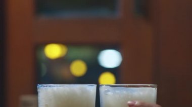 Bir grup mutlu turist genç Asya 'lı arkadaş alkol içiyor ya da bira yapıyor ve Khao San Road' daki gece kulübünde takılıyorlar. Gezgin gezgin Asya insanları Bangkok, Tayland 'a seyahat ediyor..