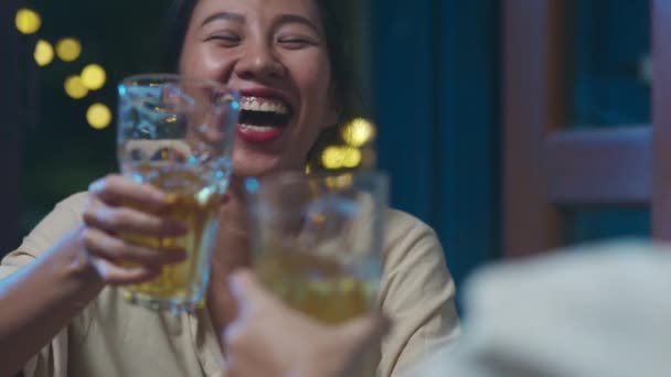 幸せな観光客の若いアジアの友人のグループは アルコールやクラフトビールを飲んで カオサンロードのナイトクラブでハングアウトパーティーをしています 旅行者のバックパッカーアジアの人々はバンコク タイで旅行 — ストック動画