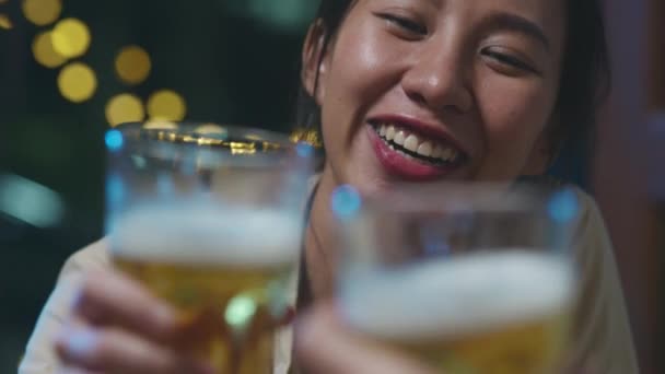 Grupo Turistas Felizes Jovens Amigos Ásia Beber Álcool Cerveja Artesanal — Vídeo de Stock