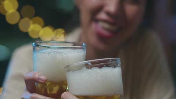 Grupo Turistas Felizes Jovens Amigos Ásia Beber Álcool Cerveja Artesanal — Vídeo de Stock