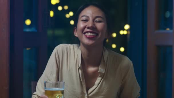 Bira Içen Genç Asyalı Bayan Mutlu Bir Gece Partisi Yapıyor — Stok video