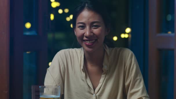 Junge Asiatin Trinkt Bier Und Genießt Fröhliche Party Silvesterfeier Online — Stockvideo