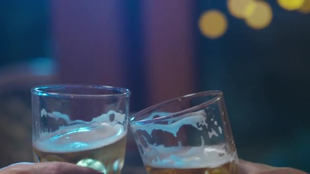Группа Счастливых Туристических Молодых Друзей Азии Пьющих Алкоголь Ремесленное Пиво — стоковое видео