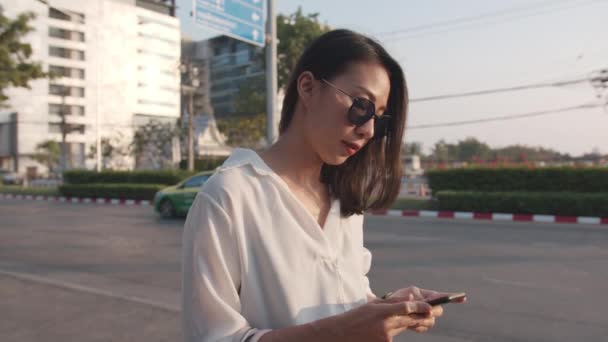 Succesvolle Jonge Azië Zakenvrouw Mode Kantoor Kleding Aanroepen Weg Vangen — Stockvideo