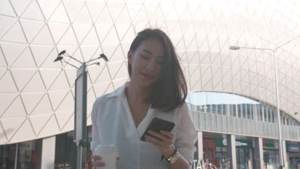 Başarılı Genç Asyalı Kadını Moda Ofisinde Tek Kullanımlık Kağıt Bardak — Stok video