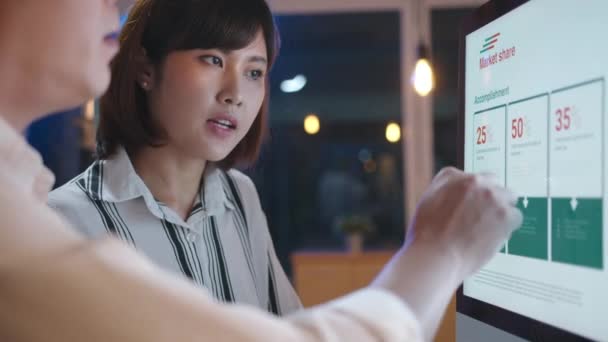 아시아 사업가 사업가 컴퓨터 프레젠테이션 회의를 이용하여 새로운 프로젝트 동료에 — 비디오