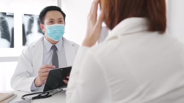 Serious Ásia Médico Masculino Usar Máscara Protetora Usando Prancheta Está — Vídeo de Stock