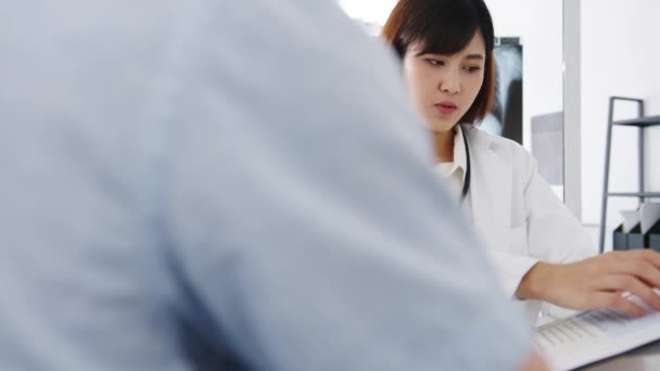 Giovane Asia Medico Femminile Uniforme Medica Bianca Utilizzando Appunti Sta — Video Stock