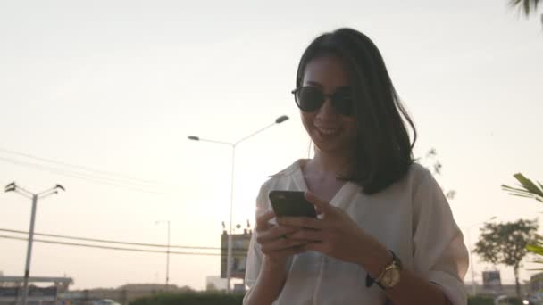 Successful Young Asia Businesswoman Fashion Office Clothes Hailing Road Catching — Stock Video