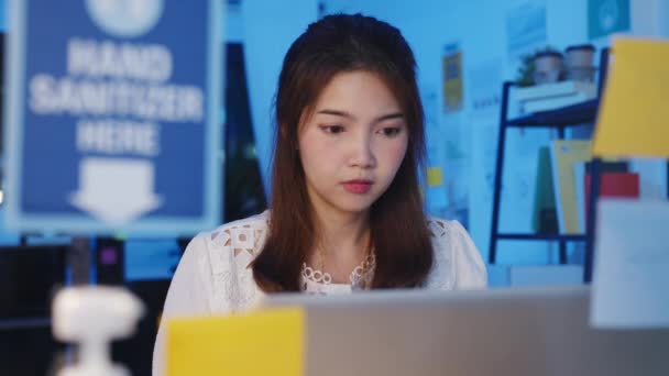 Фрилансеры Азии Используют Ноутбук Тяжелой Работы Новом Нормальном Домашнем Офисе — стоковое видео