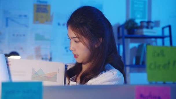 Kadını Asyalı Kadını Yerinde Çalışırken Arkadaşına Bilgisayar Sunumu Hakkında Bilgi — Stok video