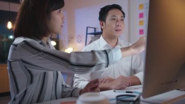 Asyalı iş adamı ve iş kadını grupları, iş konuşmalarında mutlu olduktan ve gece ofisinde sözleşme veya anlaşma imzaladıktan sonra beşinciyi kutladılar. İş arkadaşı takım çalışması konsepti