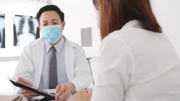 Serious Ásia Médico Masculino Usar Máscara Protetora Usando Tablet Está — Vídeo de Stock