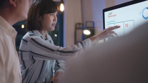 Asya Adamı Kadını Grubu Bilgisayar Sunumu Iletişim Toplantısını Kullanarak Yeni — Stok video