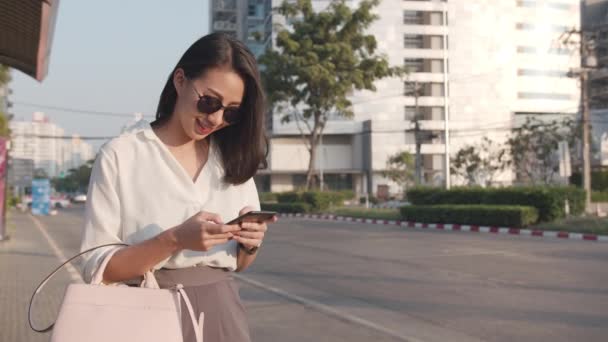 Успішна Молода Азійська Бізнесменка Модному Офісі Вітається Дорогах Ловить Таксі — стокове відео