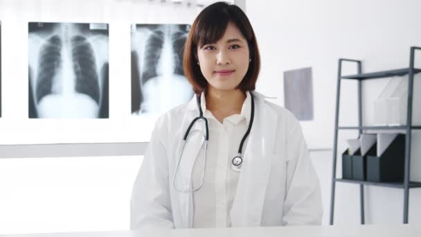 Fiduciosa Giovane Asiatica Dottoressa Uniforme Medica Bianca Che Gesto Cardiaco — Video Stock