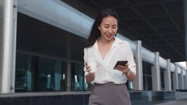 Başarılı Genç Asyalı Kadını Moda Ofisinde Tek Kullanımlık Kağıt Bardak — Stok video