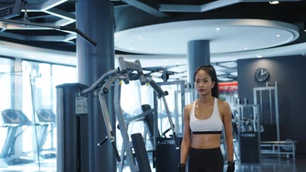 Jovem Senhora Ásia Dar Passeio Ginásio Cross Fit Preparando Para — Vídeo de Stock