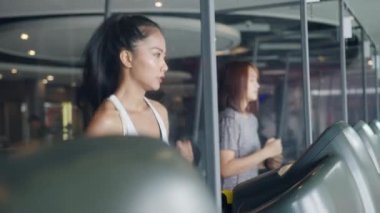 Spor giyim egzersizinde genç atlet Asyalı bayan fitness sınıfında koşu bandında yağ yakma egzersizi yapıyor. Korona virüsünün önlenmesi için kardiyo eğitimi, kişisel izolasyon, sosyal mesafeler, karantina.