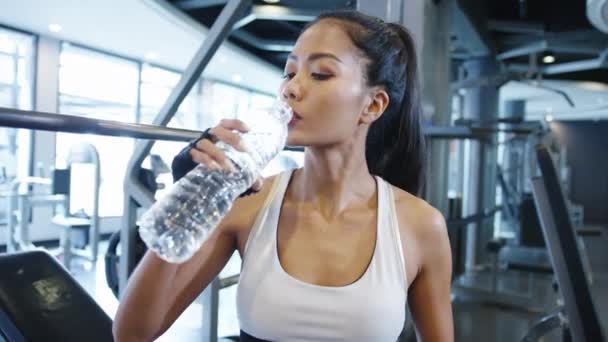 Bela Jovem Ásia Exercício Senhora Beber Água Após Treino Queima — Vídeo de Stock