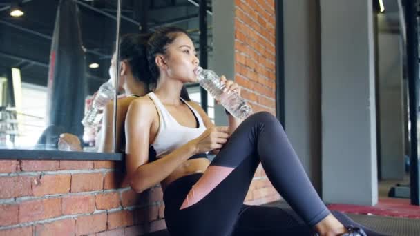 아름다운 아시아 여인은 반에서 기름에 화상을 마시는 운동을 스포츠 레크리에이션 — 비디오