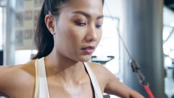 Jonge Asia Dame Oefening Doen Oefening Machine Kabel Crossover Vetverbranding — Stockvideo