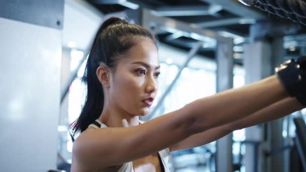 Νεαρή Asia Κυρία Άσκηση Κάνει Άσκηση Μηχανή Καλώδιο Crossover Λίπος — Αρχείο Βίντεο