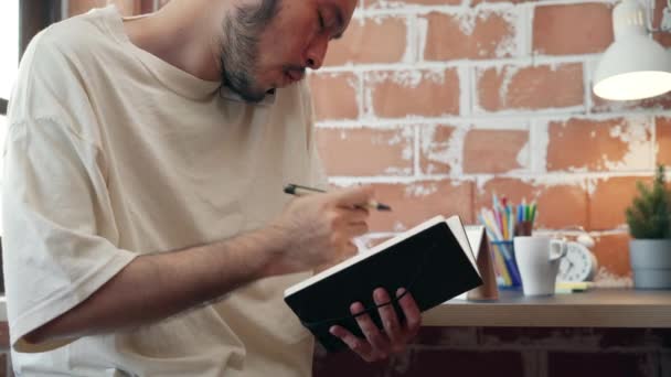 Der Freiberufliche Asiate Sitzt Seinem Schreibtisch Büro Und Telefoniert Mit — Stockvideo