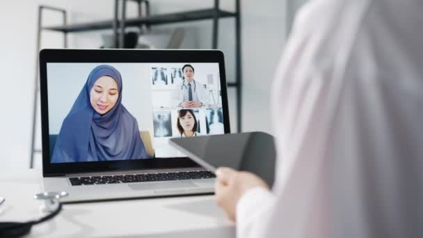 Junge Asiatische Ärztin Weißer Arztuniform Mit Stethoskop Computer Laptop Einer — Stockvideo
